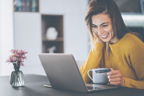 オンラインで学びを楽しむ女性の姿