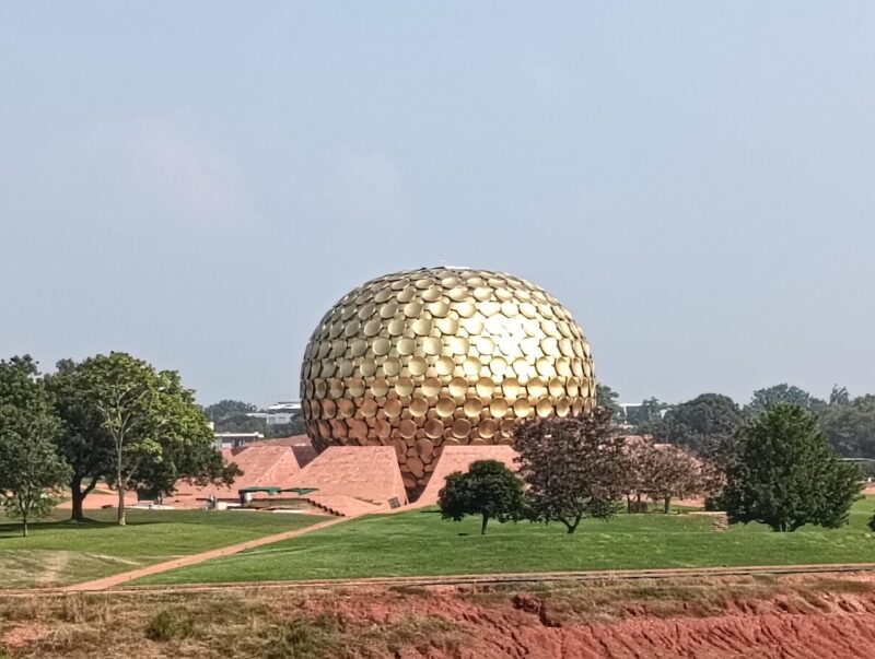 オーロヴィルのマトリマンディール外観（インド・タミルナードゥ州