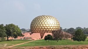 オーロヴィルのマトリマンディール外観（インド・タミルナードゥ州