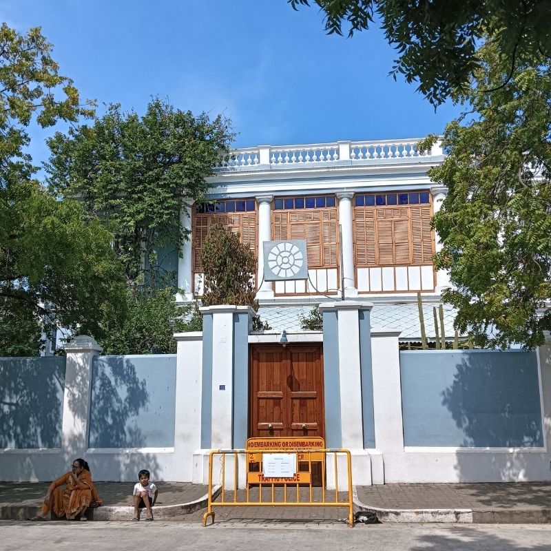 シュリオーロビンドアシュラムの外観（南インド・ポンディシェリ）